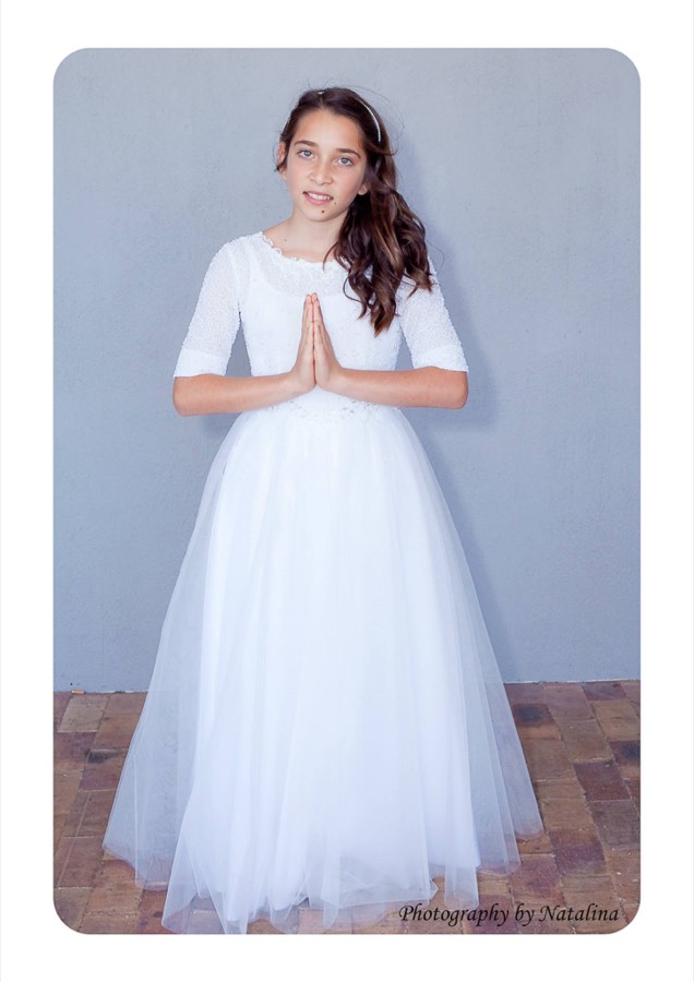Communion dress in white tulle with a plain fitted bodice